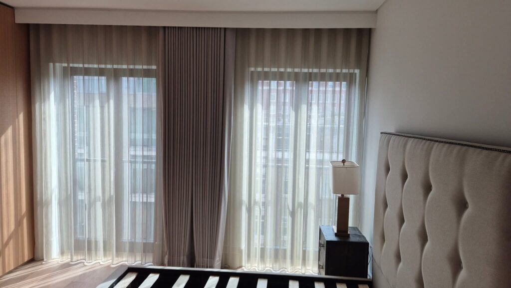 Curtain blinds